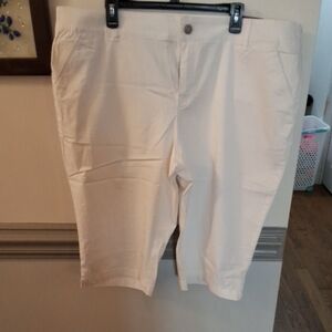 Lane Bryant White Capris - Stretch Pull-On Style